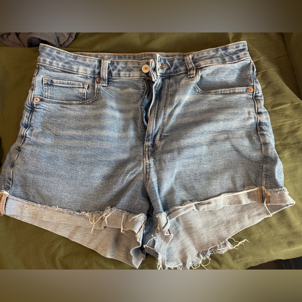 AE mom short